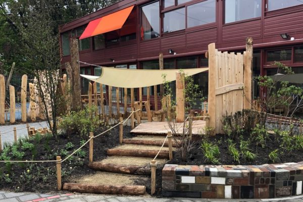 Schoolplein verandert in een groene speelplaats