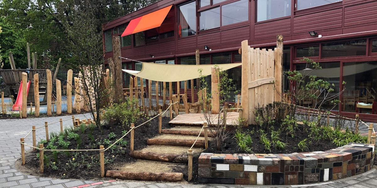 Je bekijkt nu Schoolplein verandert in een groene speelplaats